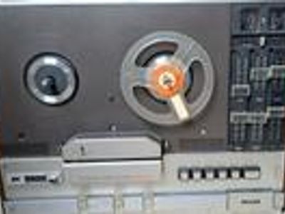 PHILIPS STEREO REEL TO REEL TAPE DECK. This is model No. N4416 and powers  up when plugged in.