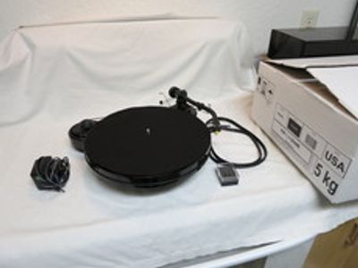  Pro-Ject RM 1.3 Turntable - High Gloss Black with Pearl  Cartridge : Electronics